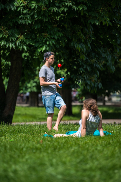 Young man juggling in the park - Fotoğraf, Görsel