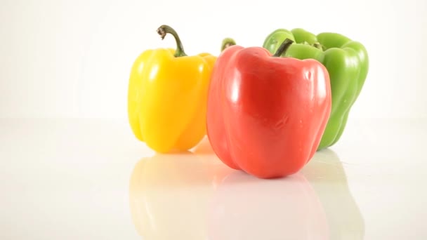 rood, groen, oranje en gele paprika's op acryl tegen Wit - diamant arrangement - dolly links - Video