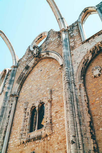 A Carmel-hegy (Convento da Ordem do Carmo) kolostora római katolikus templom, amely 1393-ban épült, a portugáliai lisszaboni City-ben - Fotó, kép