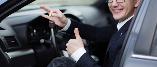 motorista feliz mostrando o polegar para cima enquanto sentado em seu carro
 - Foto, Imagem
