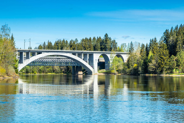 Весняний пейзаж міст і води річки Kymijoki в Фінляндії, Kymenlaakso, місті Kouvola, Koria - Фото, зображення