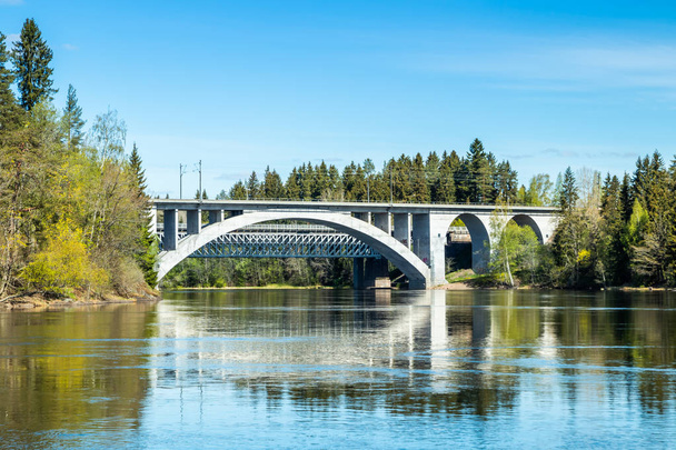 Paysage printanier du pont et des eaux de la rivière Kymijoki en Finlande, Kymenlaakso, Kouvola, Koria
 - Photo, image