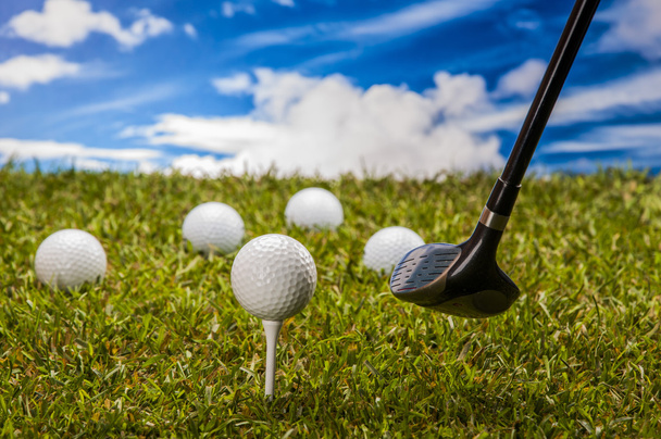 θέμα γκολφ, πράσινο γρασίδι και ουρανό φόντο - Φωτογραφία, εικόνα