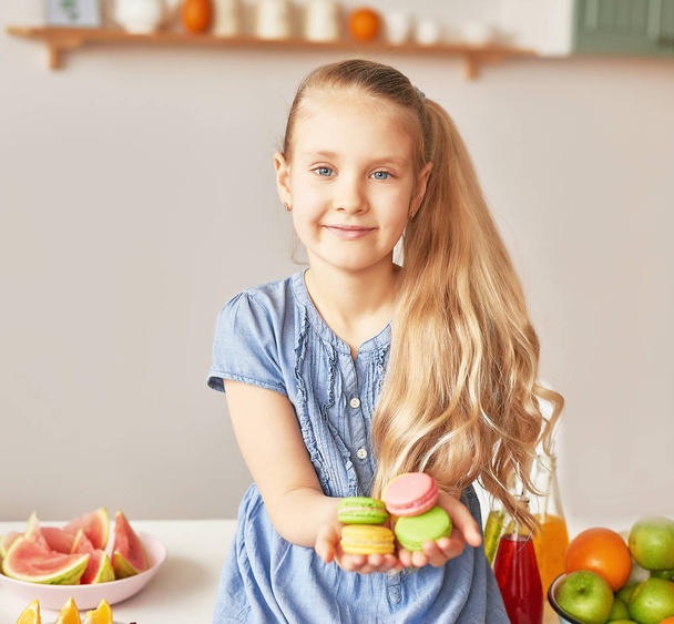 A menina come abacaxi de frutas, melancia, maçãs e bebidas de chia. Comida saudável no menu infantil
 - Foto, Imagem