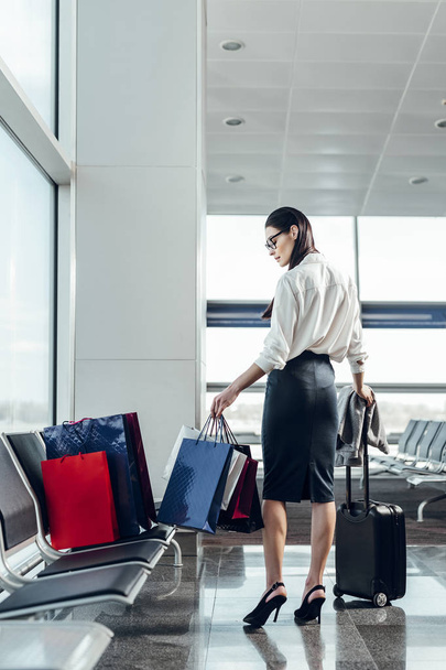 Businesswoman is travelling with baggage by air - Fotoğraf, Görsel