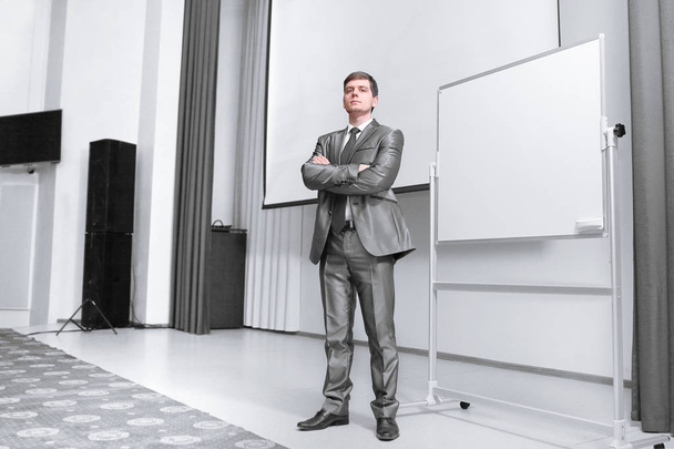 confident businessman standing on stage in the conference hall - Fotoğraf, Görsel