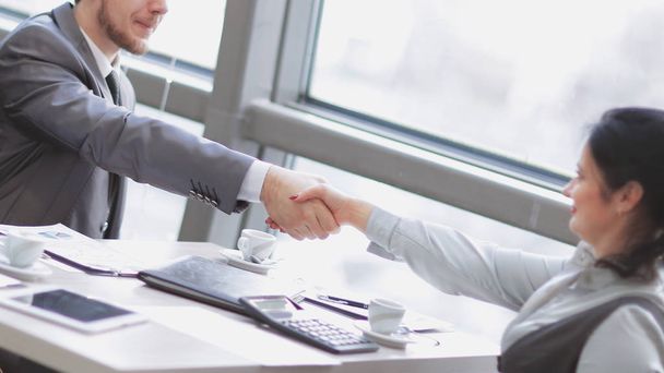 handshake Manager and the client over a Desk - Fotó, kép