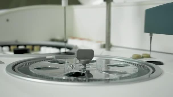 Moderni automatisoitu robotti tutkimus biokemiallinen verikoe laboratoriossa
 - Materiaali, video