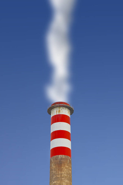 Високобетонний димохід випромінює Co2 в атмосферу концепт im
 - Фото, зображення