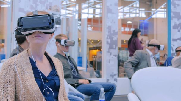 Emberek csoportja használ virtuális valóság headset a technológiai show - Fotó, kép