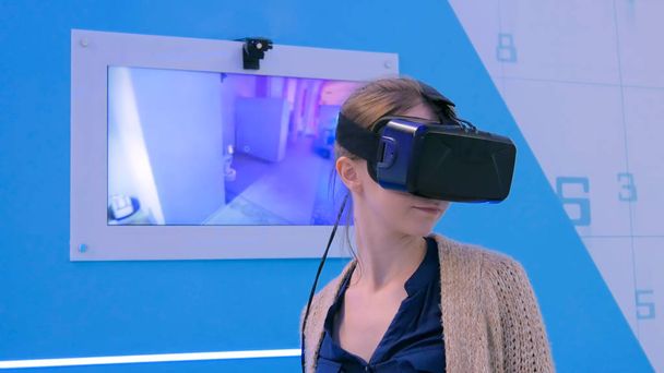 Giovane donna utilizzando auricolare realtà virtuale - Foto, immagini