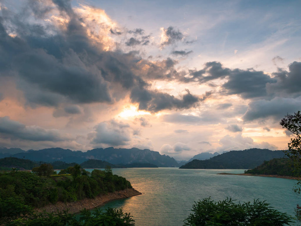 Landschappelijk landschap van grote rivier- en stuwdam met berg- en natuurbos - Foto, afbeelding