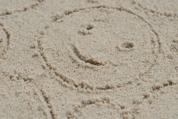 sol sorridente no desenho de areia
 - Foto, Imagem