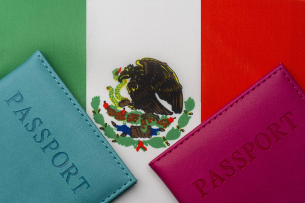 На флаге Мексики есть паспорт
. - Фото, изображение