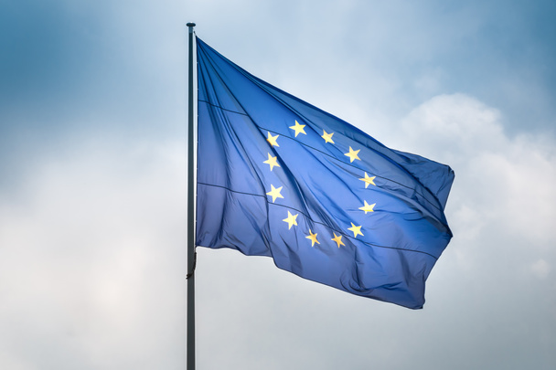 Drapeau de l'Union européenne flottant devant un ciel nuageux bleu
 - Photo, image