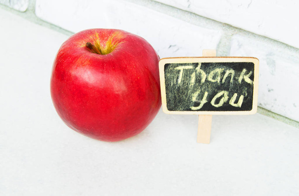 Teşekkür ederim yazıt ahşap tahta siyah arka plan üzerinde elma - Fotoğraf, Görsel