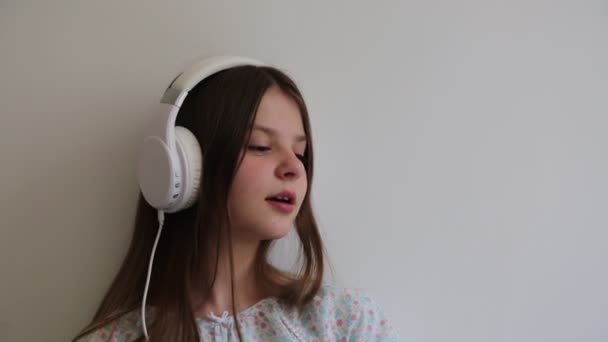 Teen girl is listen to music and singing  - Felvétel, videó