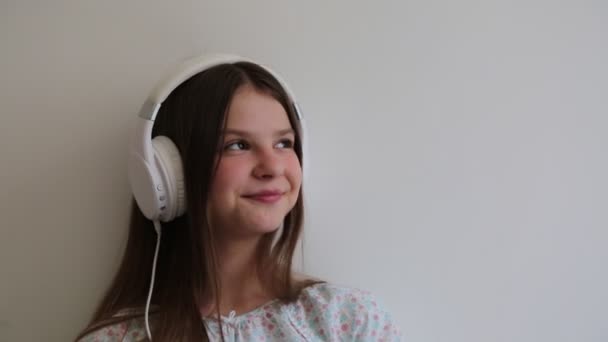 Teen girl is listen to music and singing  - Materiał filmowy, wideo