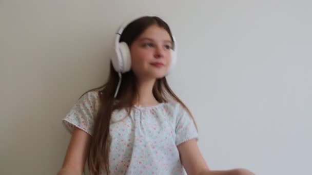 Teen girl is listen to music and singing  - Felvétel, videó