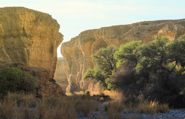 Sesriem Canyon, um desfiladeiro natural esculpido pelo poderoso rio Tsauchab há milhões de anos. Uma caverna em forma de coração, Namíbia
  - Foto, Imagem