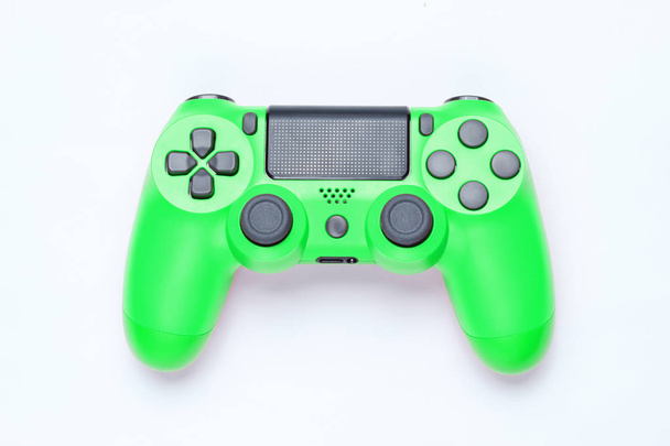 Gamepad de plástico verde moderno (joystick) sobre fondo gris. Top vie
 - Foto, Imagen