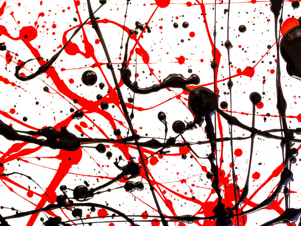 Kırmızı ve siyah Boya Damlaları ve Beyaz arka plan üzerinde sıçrama - Fotoğraf, Görsel