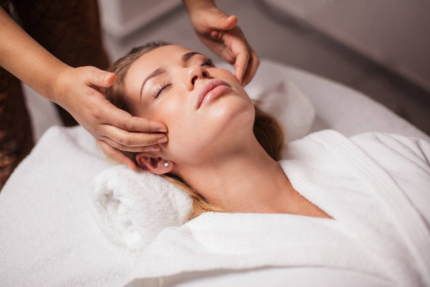 scalp massage. anti-stress facial massage - Foto, Imagem