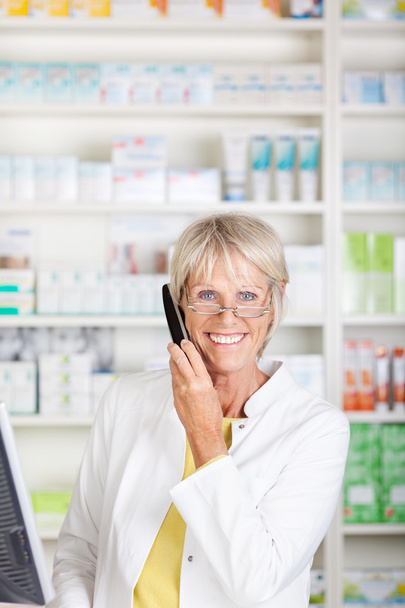 Smiling senior pharmacist - Foto, immagini