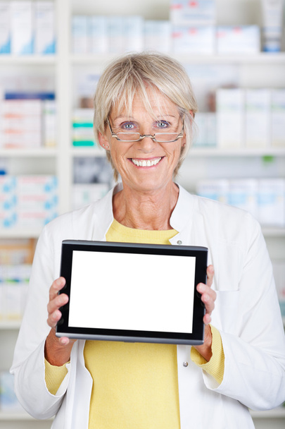 Pharmacist showing a tablet - Foto, Bild