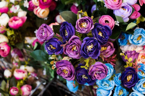 Flores falsas con fines decorativos
 - Foto, Imagen