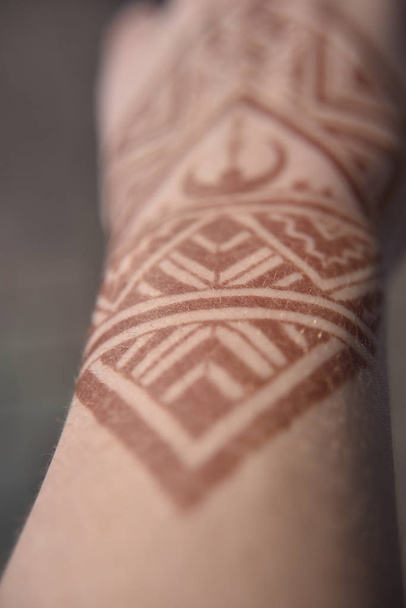 Mehendi pattern on woman's hand - Фото, изображение