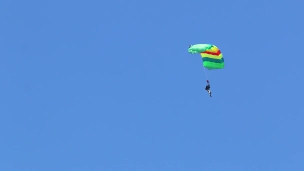 ejtőernyős leereszkedik egy ejtőernyő szárny típusú ellen, a kék ég - Felvétel, videó