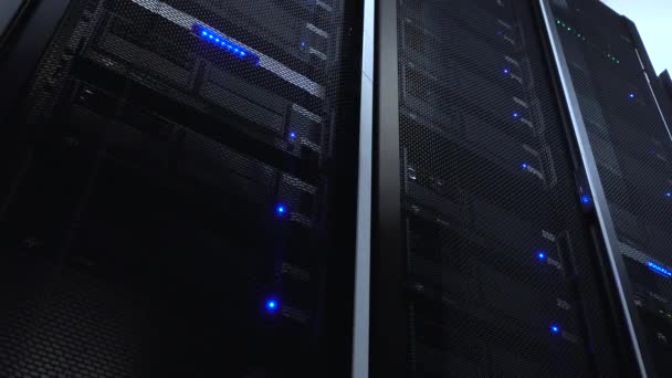 Комп'ютерний сервер встановлений на стійці в кімнаті центру обробки даних з синьою сигналізацією освітлення. вид знизу. Статичне відео перегляду сервера внизу
. - Кадри, відео