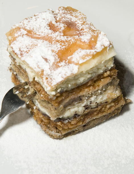 Gibanica gâteau de dessert slovène traditionnel avec des graines de pavot pomme
 - Photo, image