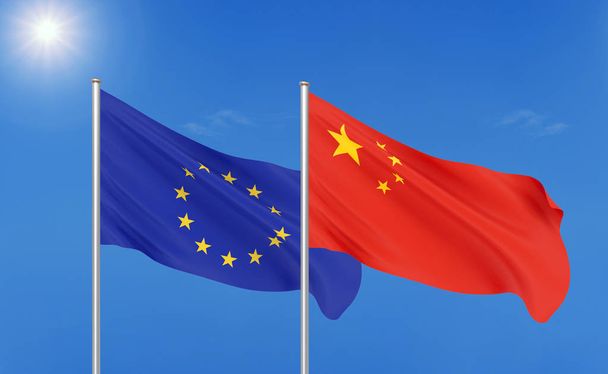 Європейський Союз проти Китаю. Товсті кольорові шовковистою прапорами Європейського Союзу і Китаю. 3D ілюстрація на тлі неба. -Ілюстрація - Фото, зображення