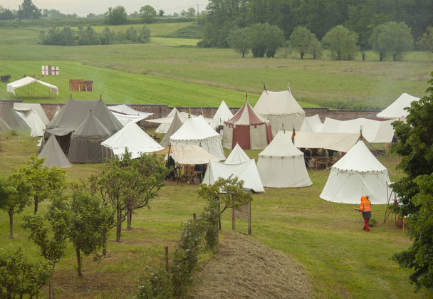campamento medieval militar con tiendas de campaña y armas
 - Foto, imagen