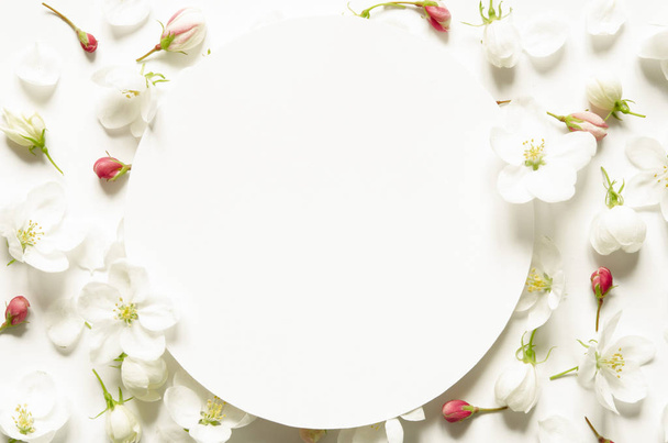 ホワイトペーパーにテキストのためのスペースを持つ夏の新鮮な花の創造的なレイアウト。モックアップ。上から見る。- 画像  - 写真・画像
