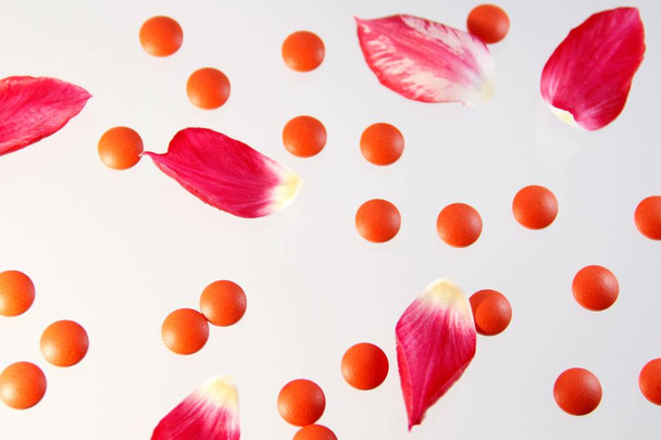 pigułki i płatki tulipana na białym tle - Zdjęcie, obraz