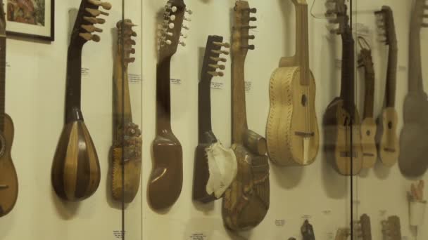 alte charangos in einem bolivianischen museum.  - Filmmaterial, Video