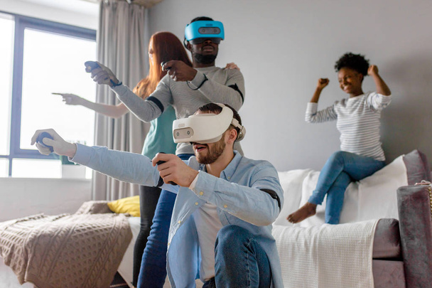 International students enjoying together with glasses of virtual reality home - Foto, Imagen