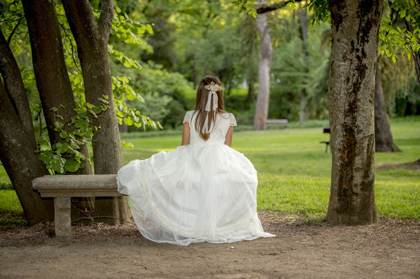 公園でコミュニオンドレスの女の子 - 写真・画像