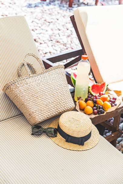 piknik a tengerparton. a közelében napozóágyak asztalnál friss gyümölcsök - Fotó, kép