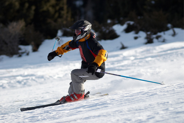 Veloce sciatore di montagna in discesa sulla pista da sci
 - Foto, immagini