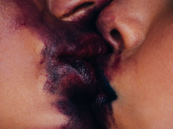 Bouche sexy. Deux amies qui s'embrassent. Concept lesbien. Bouches avec des lèvres violettes foncées en mouvements, se fermant, mordant les lèvres. De la peinture. Le visage. Embrasse
. - Photo, image