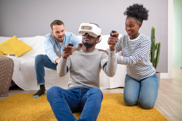 Multiracial group of friends having fun trying on 3D virtual reality goggles. - Foto, Imagen
