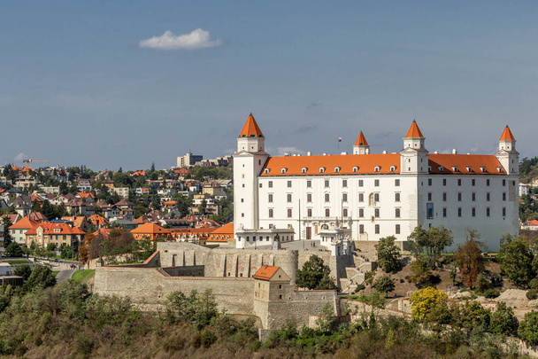 Château médiéval sur la colline contre le ciel, Bratislava, Slovaquie
 - Photo, image