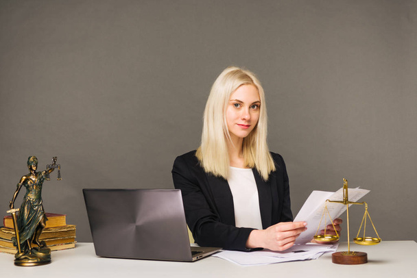 Portret uśmiechniętej bizneswoman patrząc na aparat fotograficzny i uśmiechnięty podczas pracy w biurze - Zdjęcie, obraz