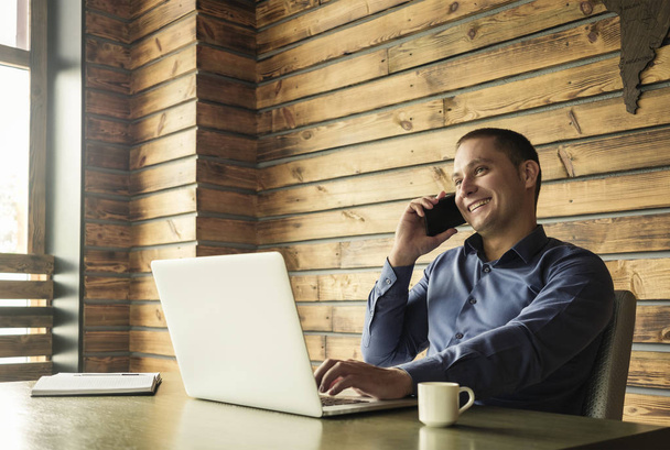 Успешный счастливый бизнесмен разговаривает по мобильному телефону
 - Фото, изображение