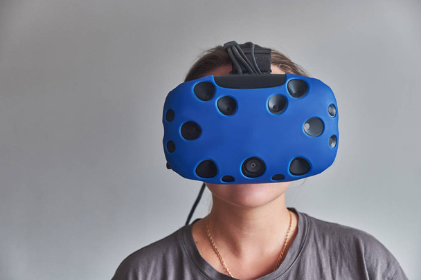 Девушка в очках виртуальной реальности
 - Фото, изображение
