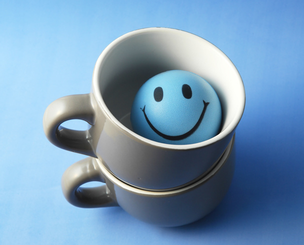Голубая чашка с игрушечным лицом
 - Фото, изображение